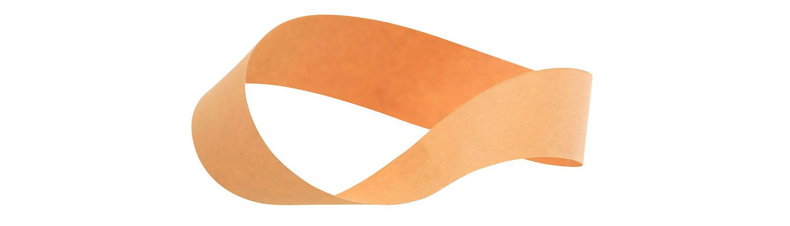 Una imagen de una banda de Möbius naranja: un bucle continuo de papel o cinta con medio giro. Se encuentra sobre un fondo blanco, mostrando una forma matemática que tiene solo una cara y un solo borde.